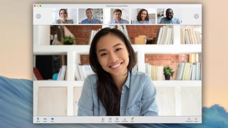Mujer sonriendo en una reunión con pantalla compartida