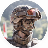 Militar com capacete e equipamento