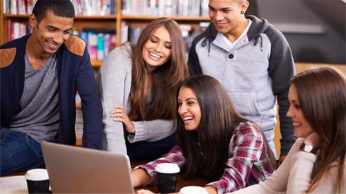 Universitetsstuderande deltar på en videokonferens med en gästlektor