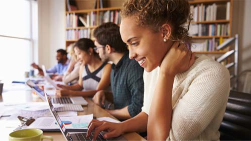 Student recenseert een gratis opname van een lezing in een coffeeshop