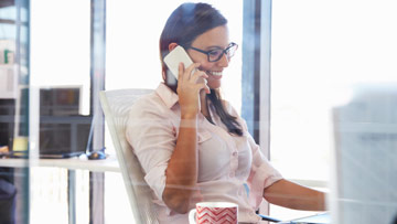 Mujer de negocios en el teléfono