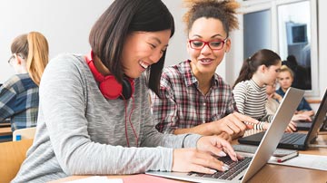 Dois estudantes universitários assistem a reprodução de gravações de conferências gratuitas