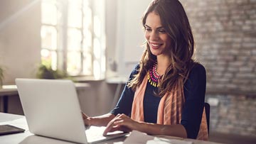 Eine Frau, die in einem Start-up-Unternehmen arbeitet, nimmt ein Screen-Sharing-Meeting auf ihrem Laptop auf